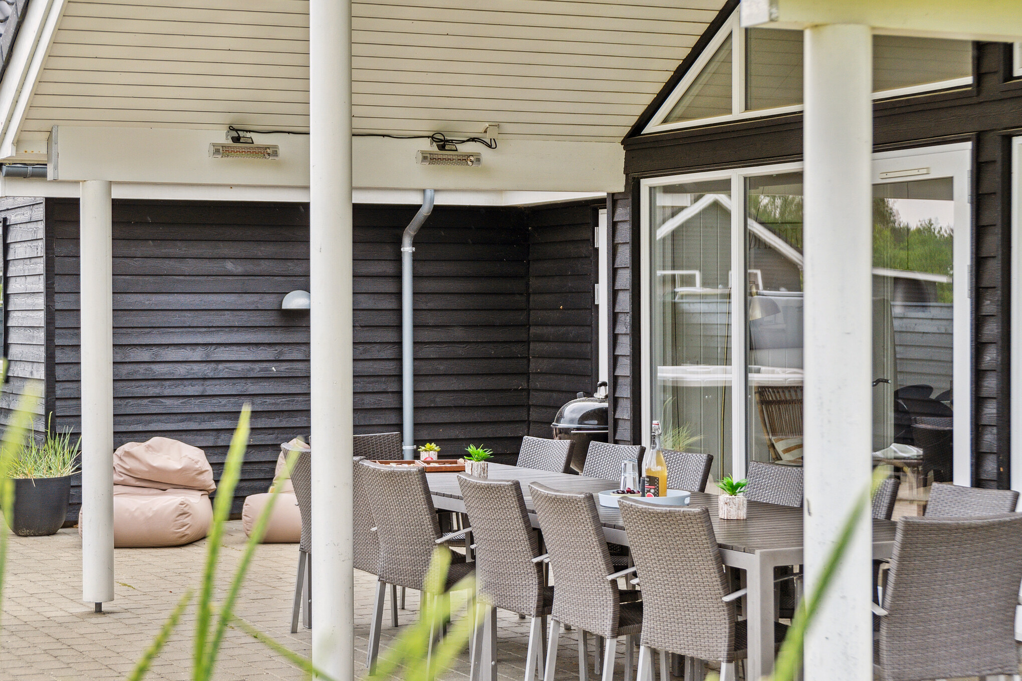Njut av en grillkväll på terrassen i lyxstuga nr 458 i Vestjylland