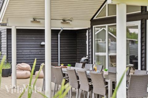 Njut av en grillkväll på terrassen i lyxstuga nr 458 i Vestjylland