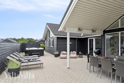 På terrassen i sommarhus nr 458 finns det plats för upp till 18 gäster.