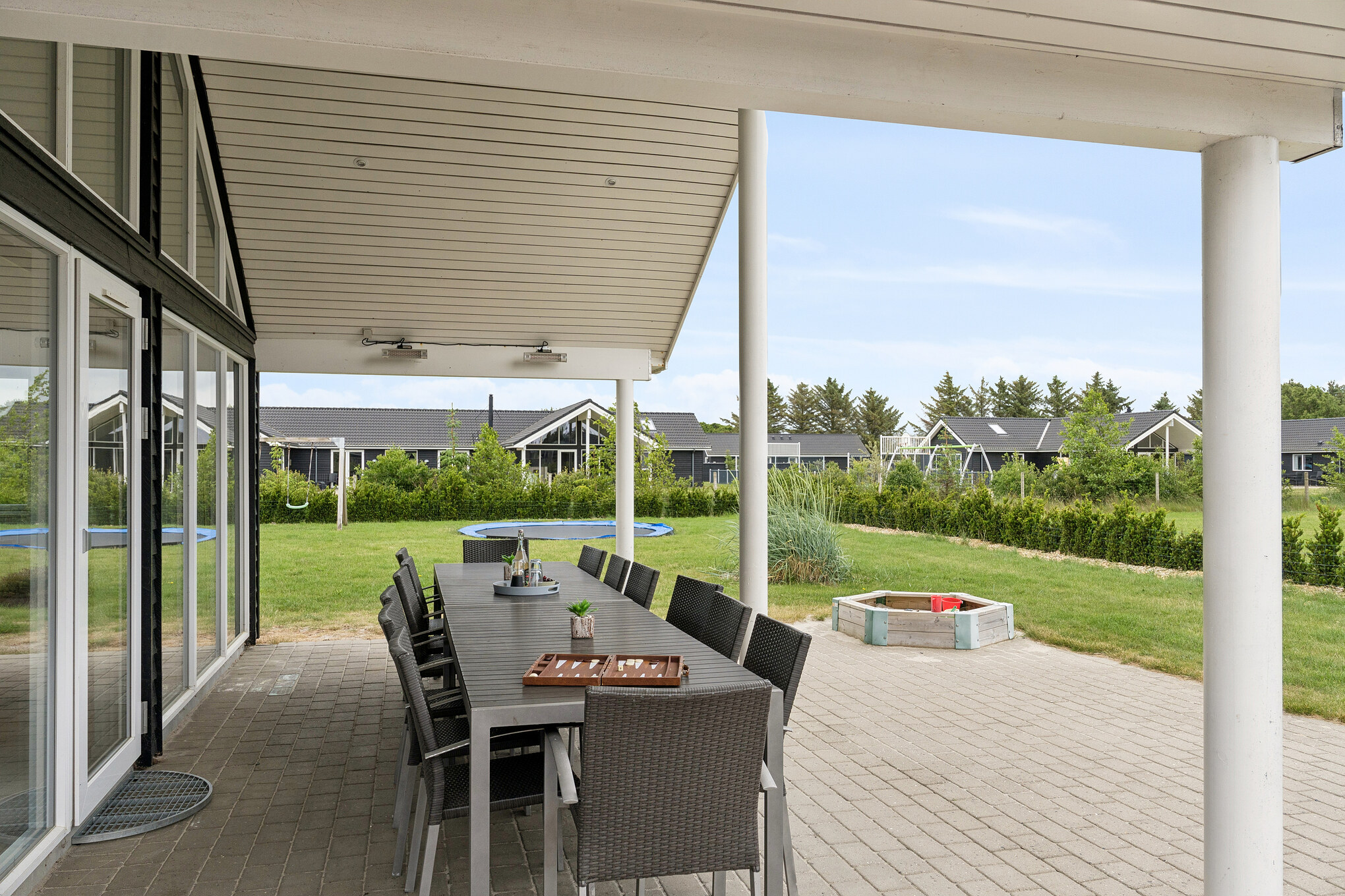 Stor terrass i lyxstuga nr 458 i Vestjylland.