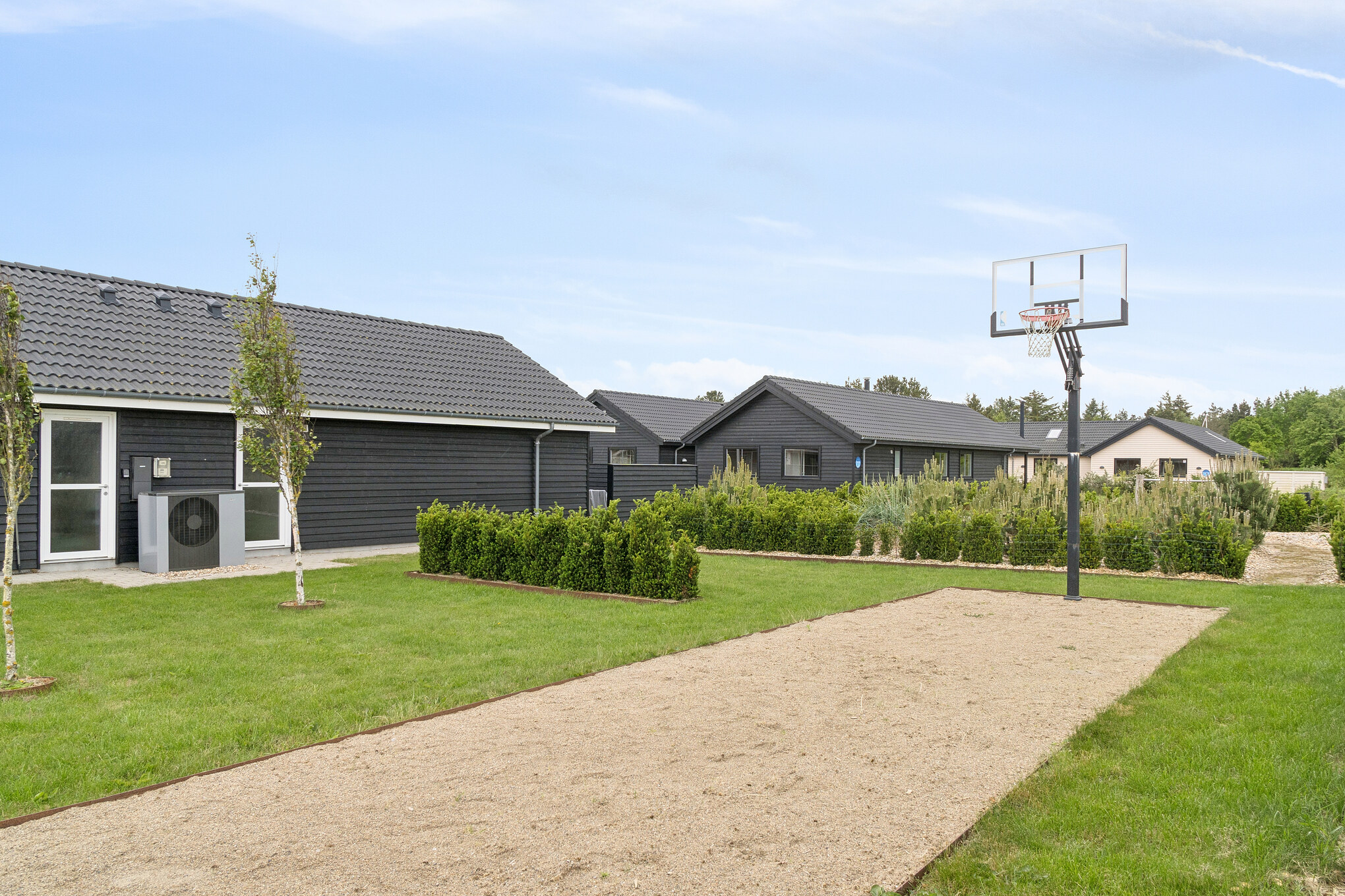 Till den trevliga sommarstugan nr 458 i Vestjylland erbjuds en mängd utomhusaktiviteter, t.ex. lektorn och gungor
