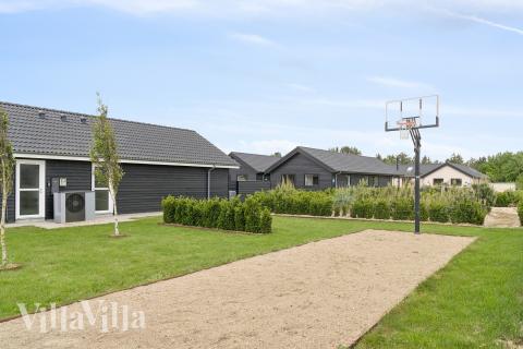 Till den trevliga sommarstugan nr 458 i Vestjylland erbjuds en mängd utomhusaktiviteter, t.ex. lektorn och gungor