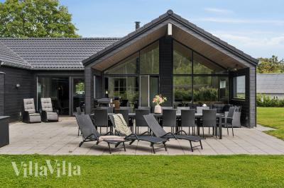 Lyxstuga nr 584 har en härlig terrass med sköna trädgårdsmöbler för 14 personer.