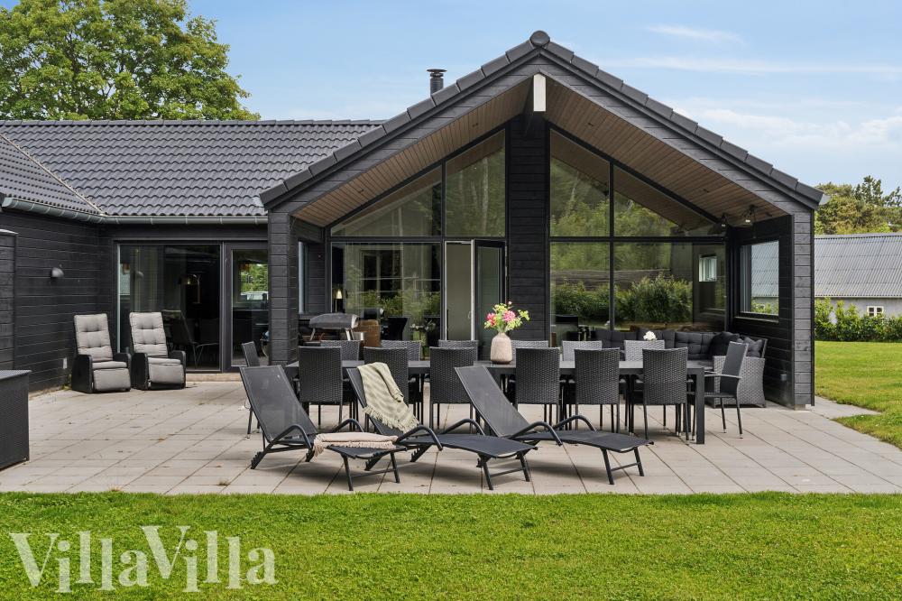 Lyxstuga nr 584 har en härlig terrass med sköna trädgårdsmöbler för 14 personer.