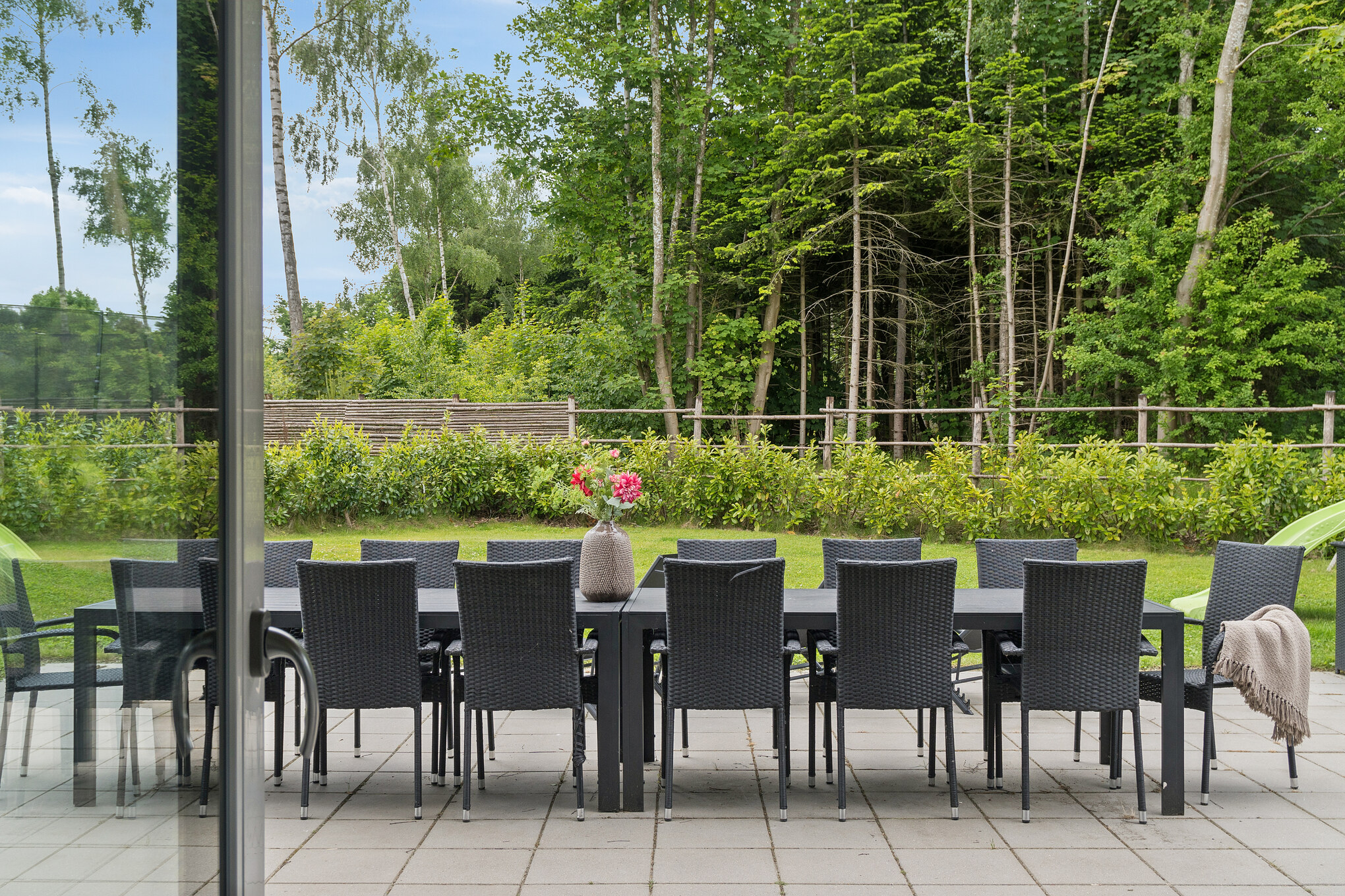 Njut av en grillkväll på terrassen i lyxstuga nr 584 i Nordsjälland
