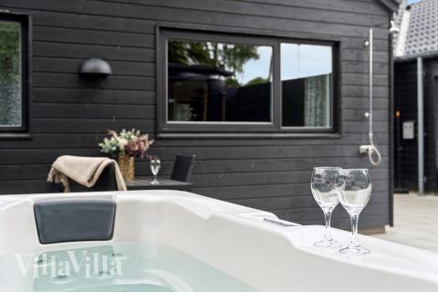 Njut av spabadets värme i lyxstuga nr 584 i Nordsjälland