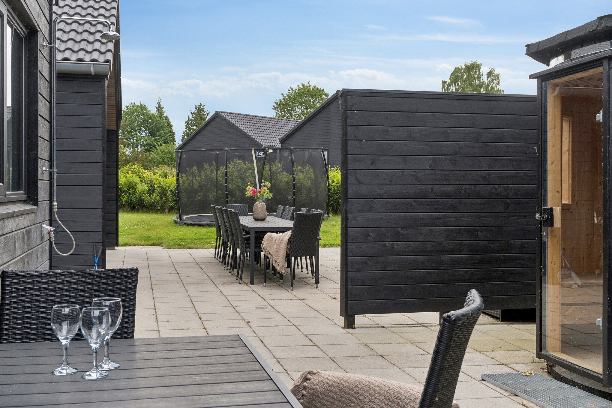 På terrassen i sommarhus nr 584 finns det plats för upp till 14 gäster.