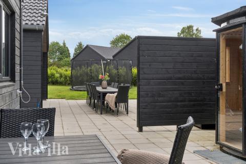 På terrassen i sommarhus nr 584 finns det plats för upp till 14 gäster.