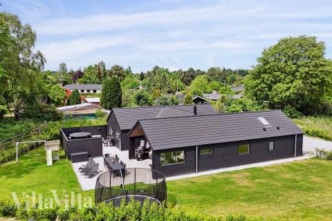 Den praktfulla poolstugan nr 584 med plats för 14 personer ligger i Nordsjälland