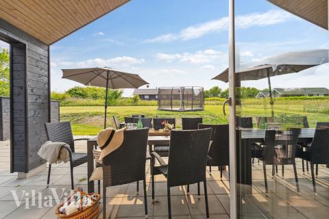 Njut av en grillkväll på terrassen i lyxstuga nr 631 i Sydjylland