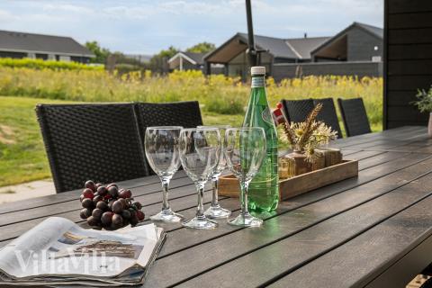 På terrassen i sommarhus nr 631 finns det plats för upp till 18 gäster.