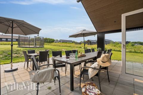 Stor terrass i lyxstuga nr 631 i Sydjylland.