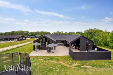 Den praktfulla poolstugan nr 631 med plats för 18 personer ligger i Sydjylland