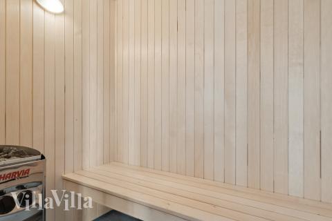 Njut av bastuvärmen i lyxstuga nr 807 för 26 personer