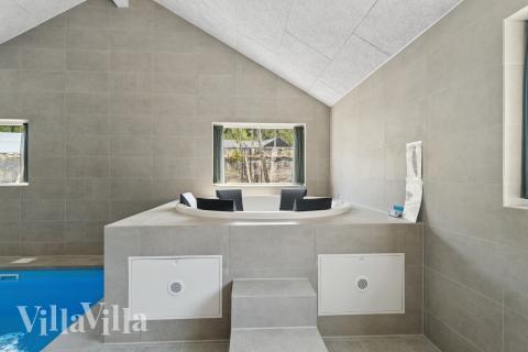 Njut av spabadets värme i lyxstuga nr 807 i Østjylland