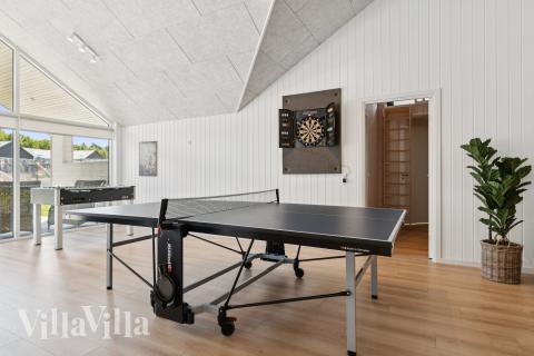 Lyxstuga 807 för 26 personer har ett stort aktivitetsrum med bl.a. biljard och dart