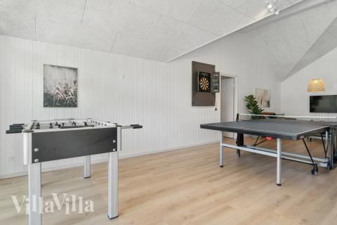 Tävla i sommarhusets aktivitetsrum när ni besöker lyxhus nr 807 i Østjylland.