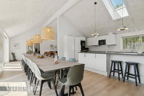 Det stora ljusa vardagsrummet i lyxstuga nr 807 för 26.