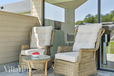 Lyxstuga nr 807 har en härlig terrass med sköna trädgårdsmöbler för 26 personer.