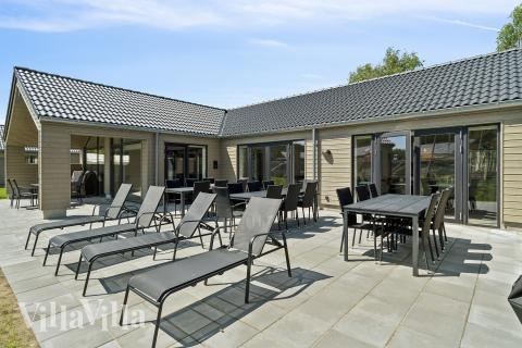 På terrassen i sommarhus nr 807 finns det plats för upp till 26 gäster.