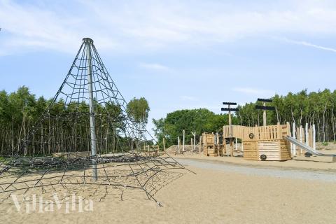 Till den trevliga sommarstugan nr 807 i Østjylland erbjuds en mängd utomhusaktiviteter, t.ex. lektorn och gungor