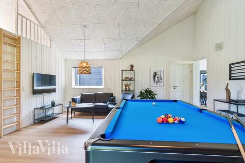 Förutom de många timmar som du kan tillbringa i stugans poolavdelning erbjuder lyxstuga 685 även biljard, bordtennis och dart
