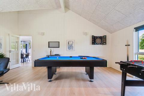 Lyxstuga 685 för 14 personer har ett stort aktivitetsrum med bl.a. biljard och dart