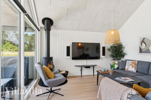 I soffhörnan i lyxstuga 685 i Nordsjälland kan ni spela brädspel eller titta på film tillsammans.