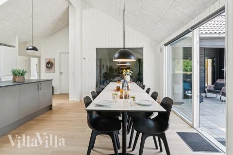 Det stora ljusa vardagsrummet i lyxstuga nr 685 för 14.