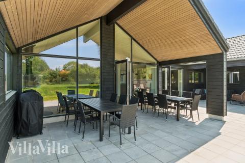 Lyxstuga nr 685 har en härlig terrass med sköna trädgårdsmöbler för 14 personer.