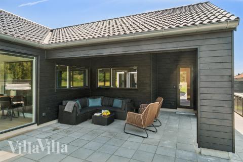 Njut av en grillkväll på terrassen i lyxstuga nr 685 i Nordsjälland