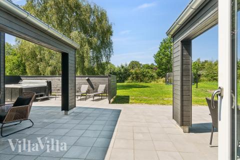 På terrassen i sommarhus nr 685 finns det plats för upp till 14 gäster.