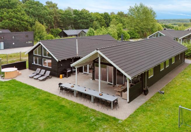 Den praktfulla poolstugan nr 320 med plats för 18 personer ligger i Østjylland