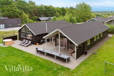 Den praktfulla poolstugan nr 320 med plats för 18 personer ligger i Østjylland