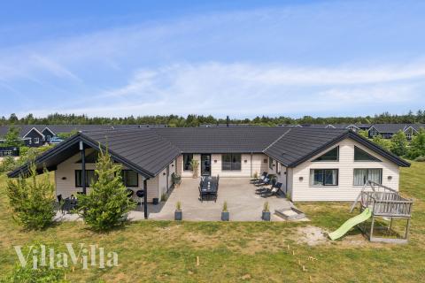 Den praktfulla poolstugan nr 455 med plats för 20 personer ligger i Vestjylland