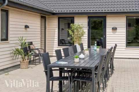 Lyxstuga nr 455 har en härlig terrass med sköna trädgårdsmöbler för 20 personer.