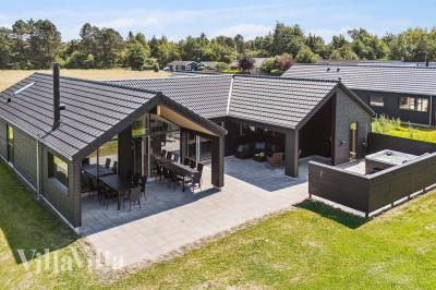 Den praktfulla poolstugan nr 685 med plats för 14 personer ligger i Nordsjälland