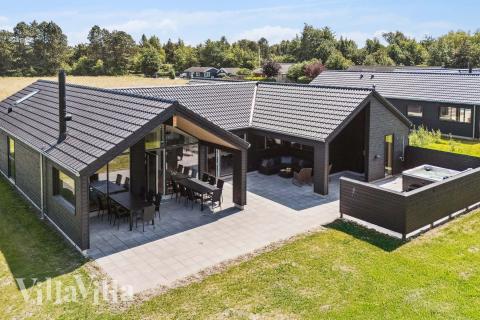 Den praktfulla poolstugan nr 685 med plats för 14 personer ligger i Nordsjälland