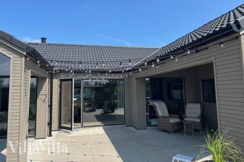 Lyxstuga nr 560 har en härlig terrass med sköna trädgårdsmöbler för 16 personer.