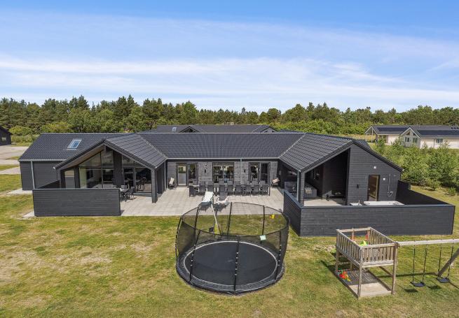 Den praktfulla poolstugan nr 608 med plats för 26 personer ligger i Vestjylland