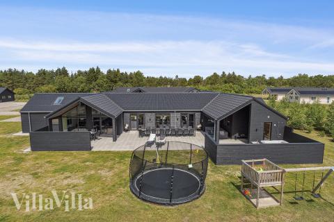 Den praktfulla poolstugan nr 608 med plats för 26 personer ligger i Vestjylland