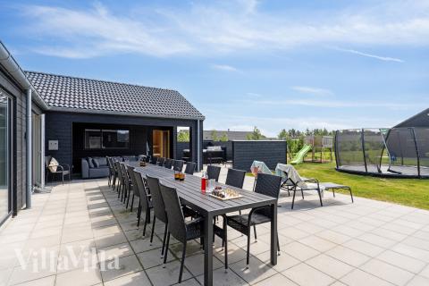 Lyxstuga nr 608 har en härlig terrass med sköna trädgårdsmöbler för 26 personer.