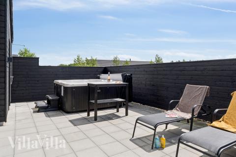 Njut av en grillkväll på terrassen i lyxstuga nr 608 i Vestjylland