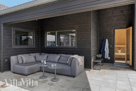 På terrassen i sommarhus nr 608 finns det plats för upp till 26 gäster.