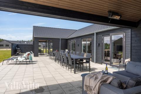 Stor terrass i lyxstuga nr 608 i Vestjylland.
