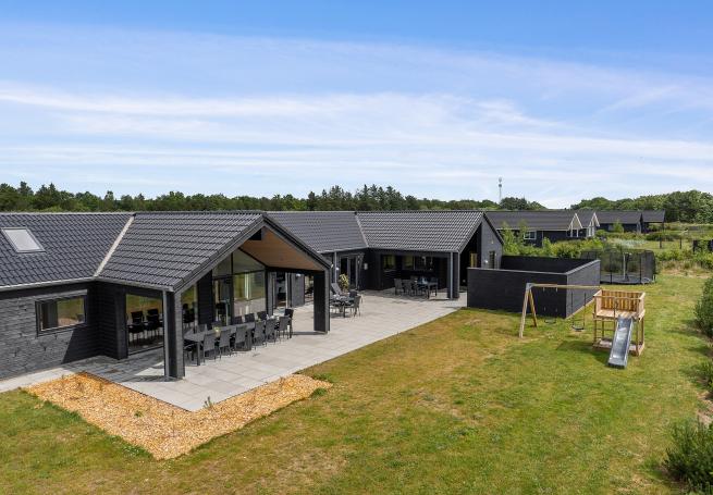 Den praktfulla poolstugan nr 605 med plats för 24 personer ligger i Vestjylland