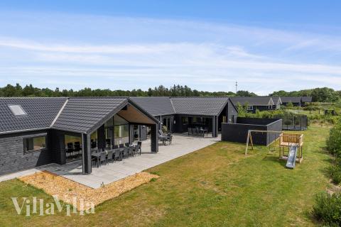 Den praktfulla poolstugan nr 605 med plats för 24 personer ligger i Vestjylland