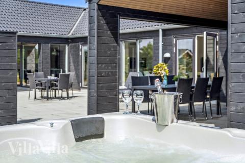 Njut av spabadets värme i lyxstuga nr 605 i Vestjylland