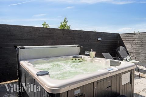 Lyxstuga nr 605 erbjuder bland annat ett härligt spabad