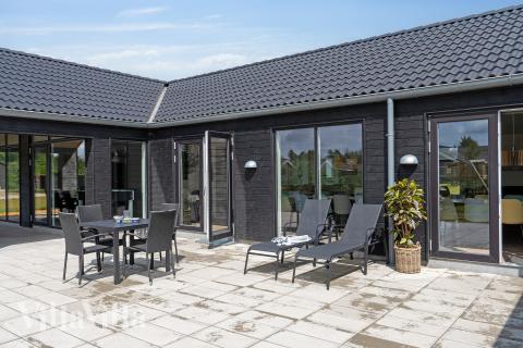 Lyxstuga nr 605 har en härlig terrass med sköna trädgårdsmöbler för 24 personer.